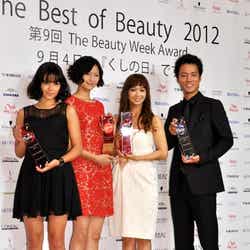 「The Best of Beauty 2012」を受賞した(左から)草刈麻有、榮倉奈々、優香、桐谷健太