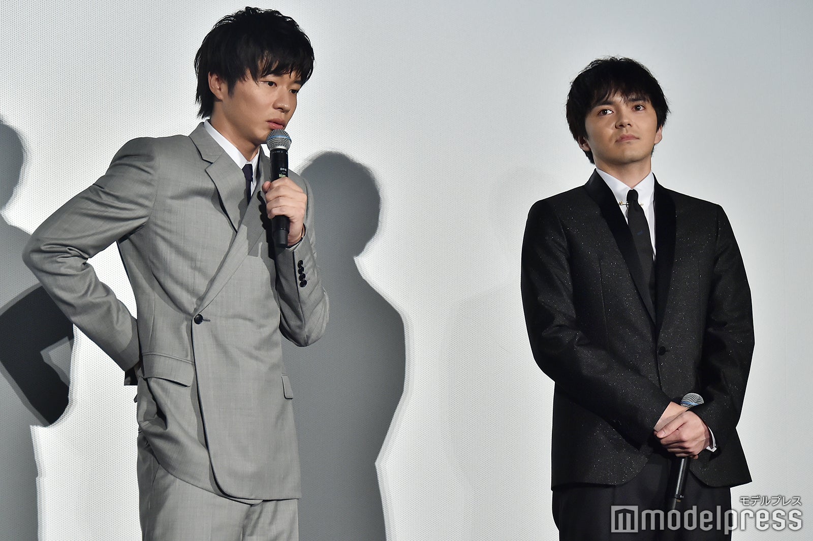 林遣都（右）に照れながらも感謝を伝えた田中圭（左）／（C）モデルプレス
