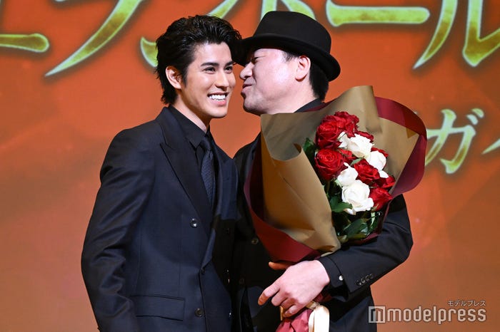 寛一郎に耳打ちする佐藤二朗(C)モデルプレス