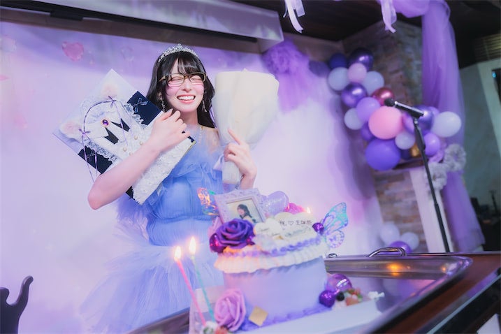 完全セルフプロデュースの謎美女・名前はまだない。が感謝 「人生が始まった」22歳の決意と愛が溢れた初生誕祭イベント「The First Bloom」