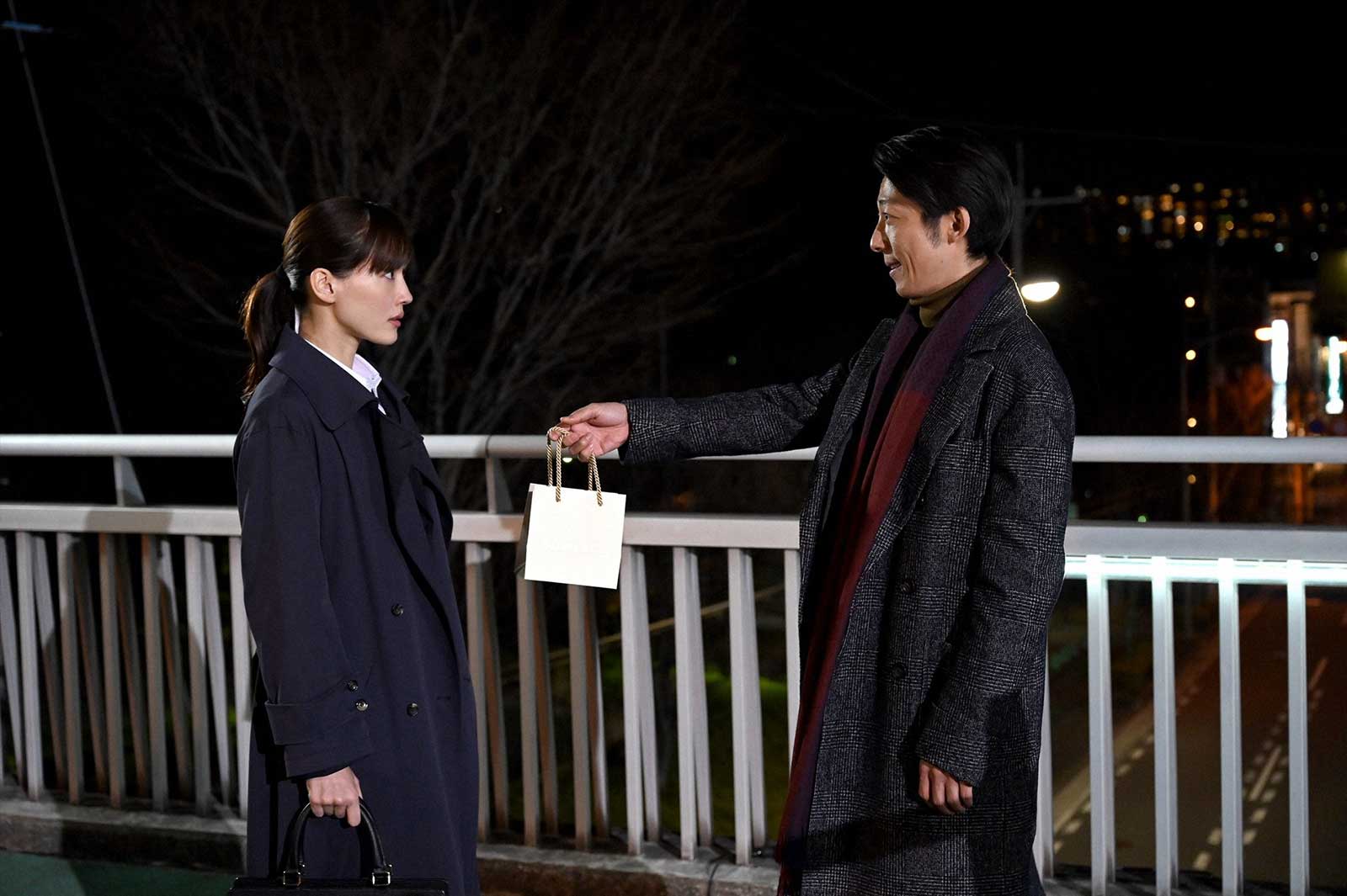 綾瀬はるか、高橋一生「天国と地獄 ～サイコな2人～」最終話より（C）TBS