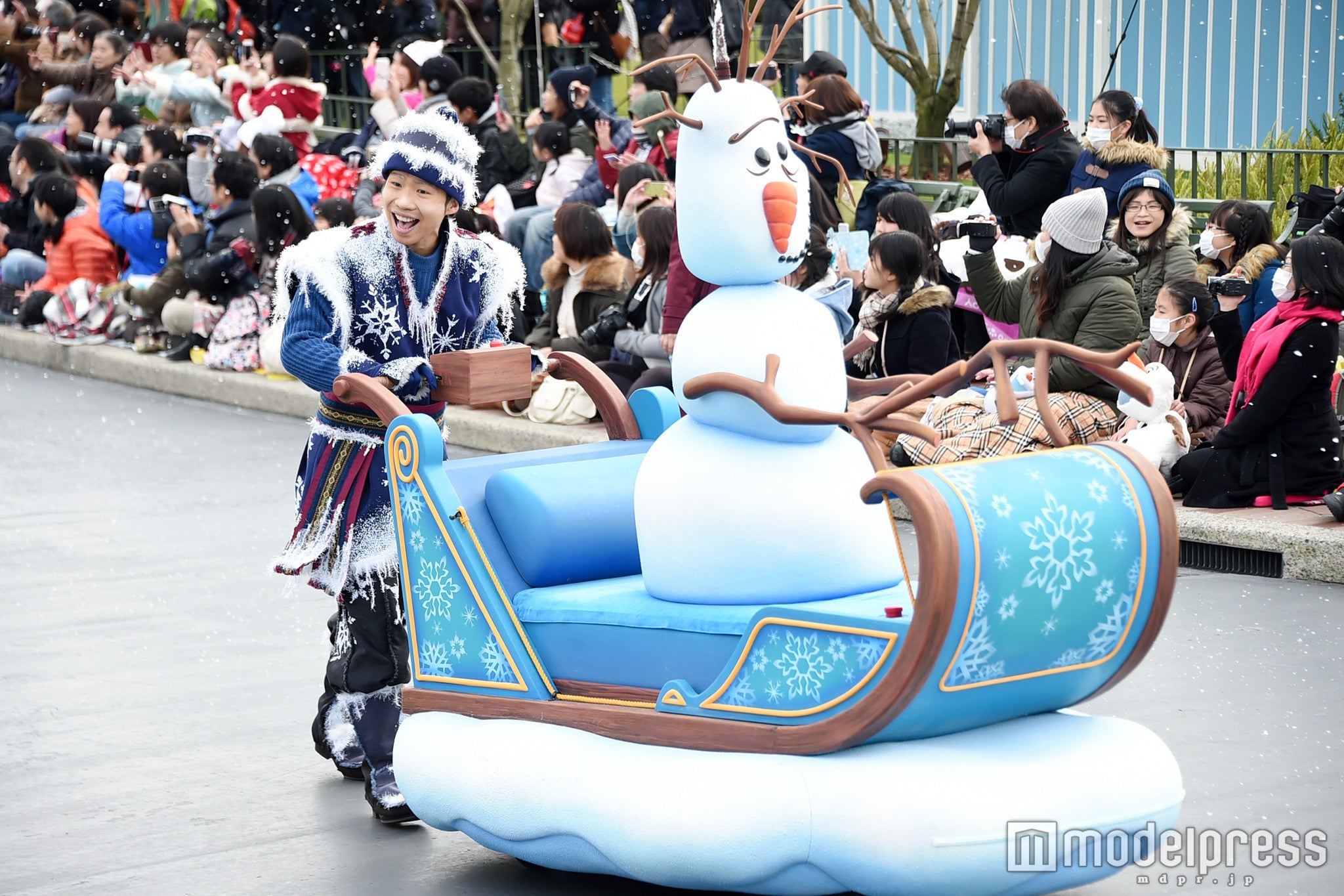 ソリを押す凍りついて付いてしまった街の人たち／「フローズンファンタジーパレード」（C）モデルプレス