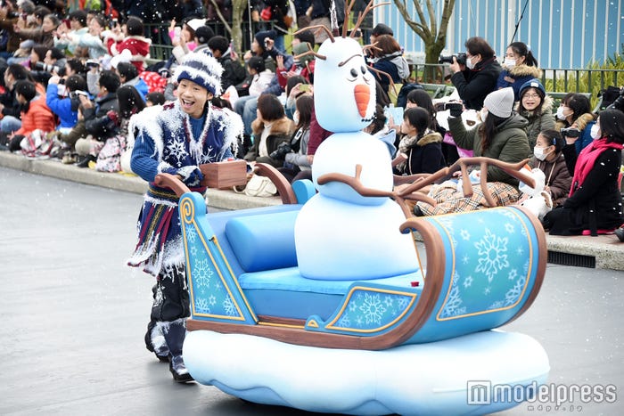 ソリを押す凍りついて付いてしまった街の人たち/「フローズンファンタジーパレード」(C)モデルプレス