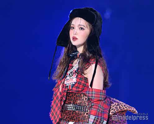 藤田ニコル、“着物アレンジ”赤チェックドレスでランウェイ降臨【TGC 2024 A/W】