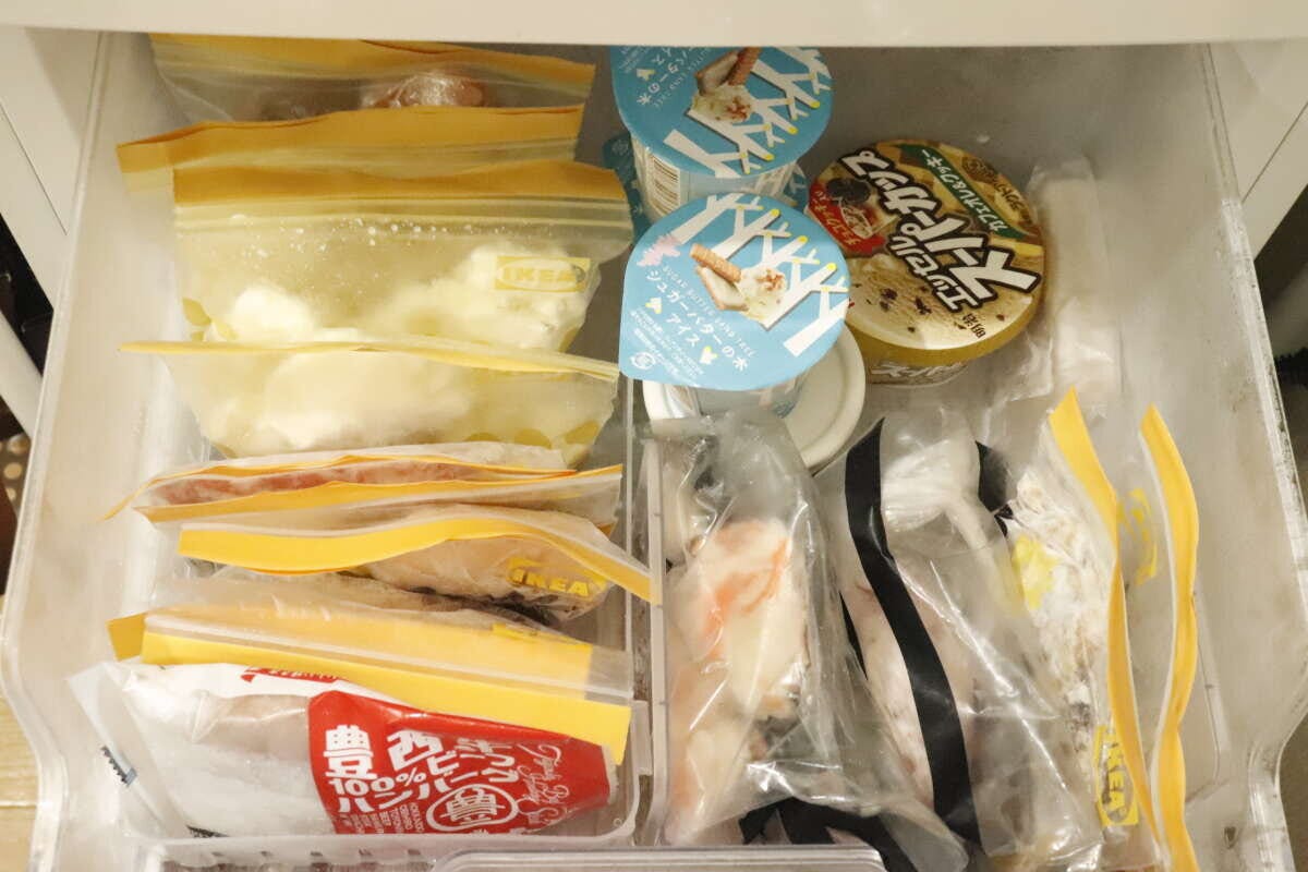 フリーザースタンドで冷凍食品が立てて収納された冷凍庫
