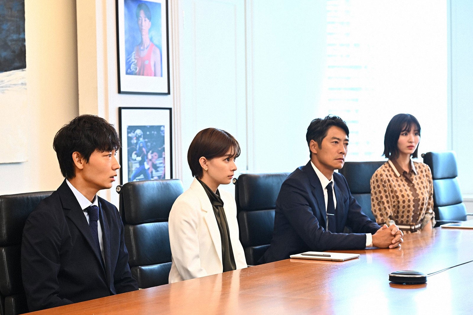 綾野剛、芳根京子、反町隆史、岡崎紗絵／「オールドルーキー」第3話より（C）TBS