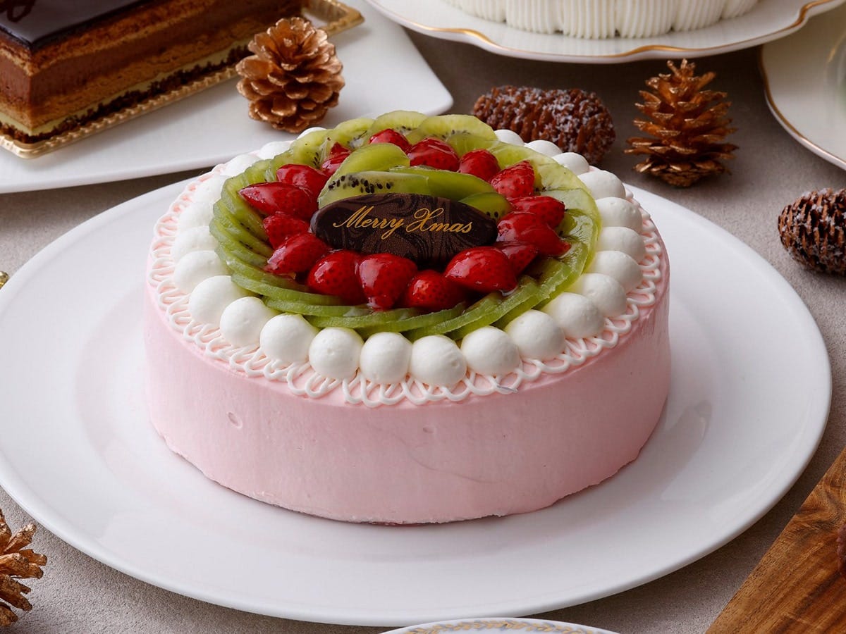 ホテルニューグランド「苺とピスタチオのムースケーキ」（税込9180円）※限定30台