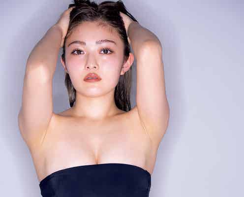 井上咲楽、クールビューティー水着グラビアで大人の魅力