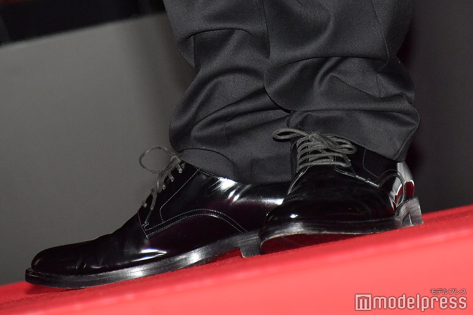 香取慎吾の足元 （C）モデルプレス