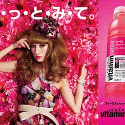 モデルプレス - 人気モデル×蜷川実花 「ビタミンウォーター」カラフル広告が街角をジャック