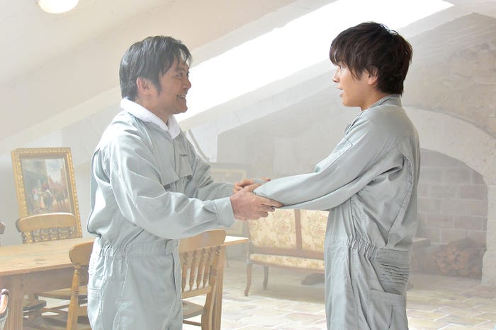 渡辺いっけい、岩田剛典/「崖っぷちホテル!」第6話より(C)日本テレビ