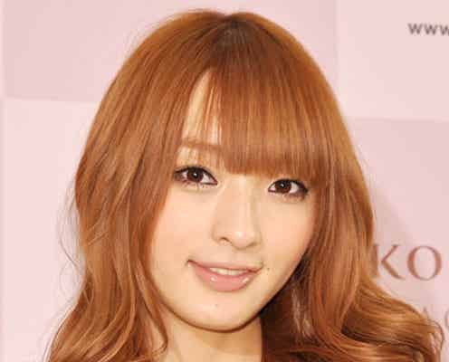 人気モデル、ミニスカートで高級バッグをおねだり