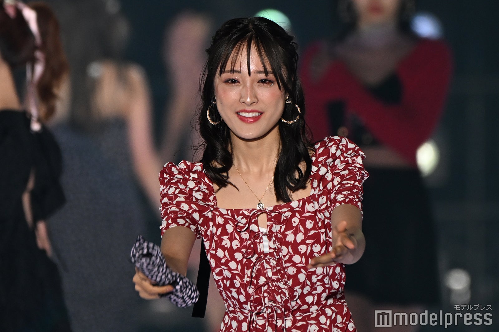 大友花恋、美デコルテ輝くワンピース姿で魅了【関西コレクション 2024 S／S】