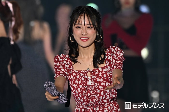 大友花恋、美デコルテ輝くワンピース姿で魅了【関西コレクション 2024 S／S】