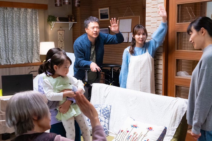 田村海夏、田中哲司、松岡茉優、菅野美穂「ゆりあ先生の赤い糸」第8話より(C)テレビ朝日