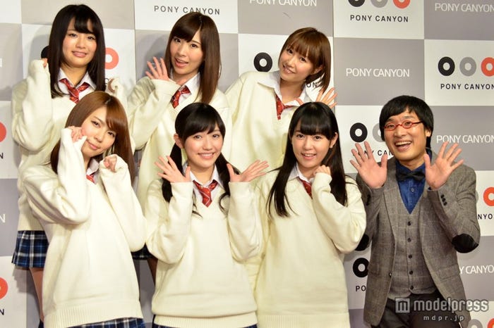 渡り廊下走り隊(上段左から:平嶋夏海、岩佐美咲、浦野一美、下段左から:菊地あやか、渡辺麻友、多田愛佳)と会見のMCを務めた山里亮太