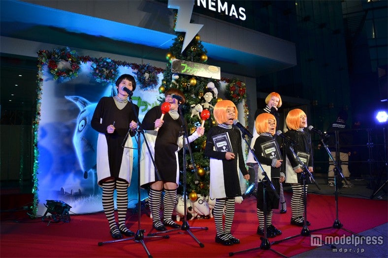 木村カエラ（後列右）とハリセンボン（後列左：箕輪はるか、同右：近藤春菜）