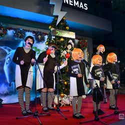 木村カエラ(後列右)とハリセンボン(後列左:箕輪はるか、同右:近藤春菜)