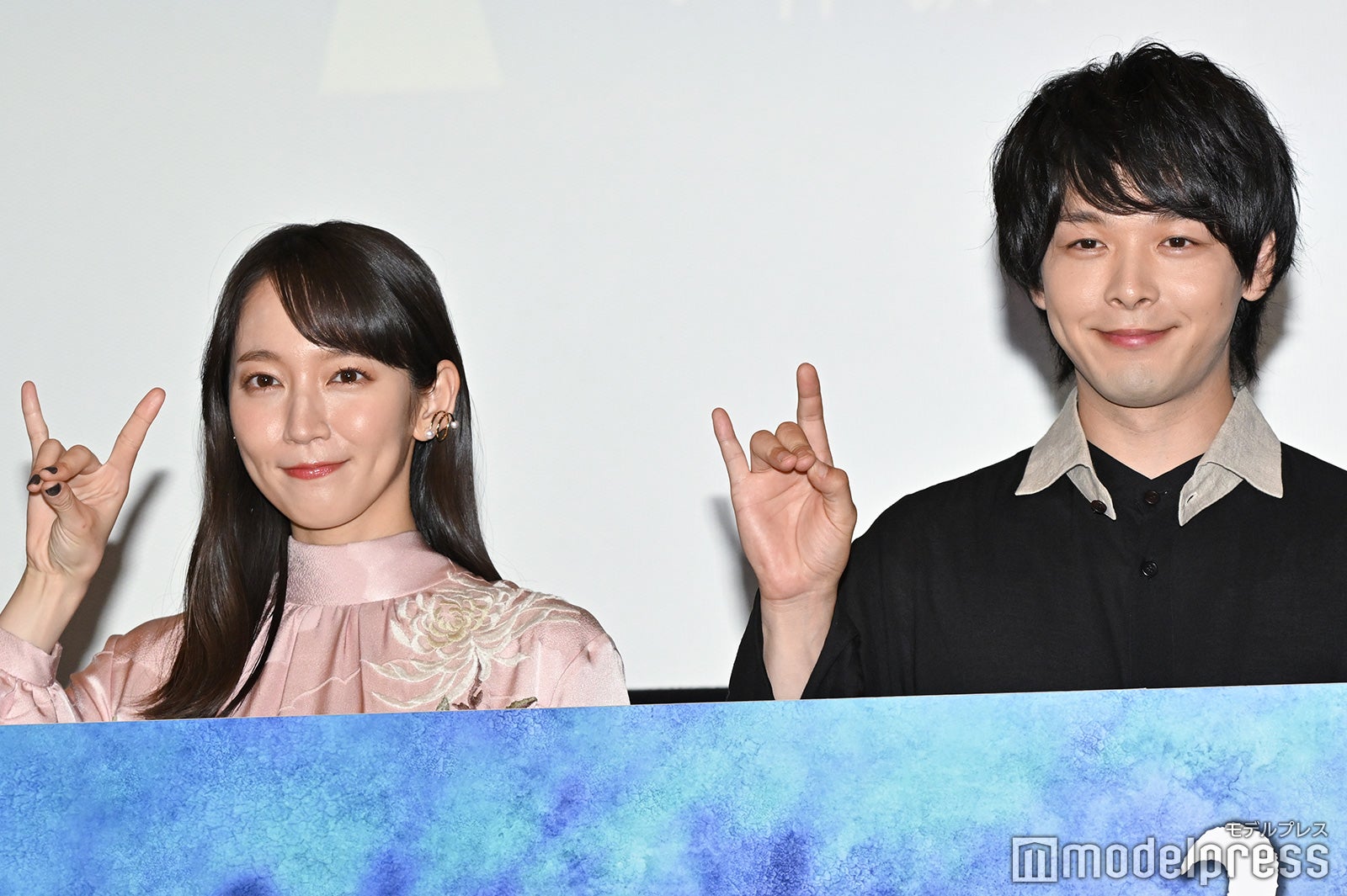 ポーズを決める吉岡里帆、中村倫也 （C）モデルプレス