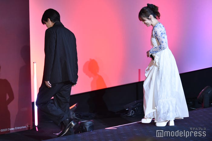 内田真礼をエスコートする石川界人(C)モデルプレス