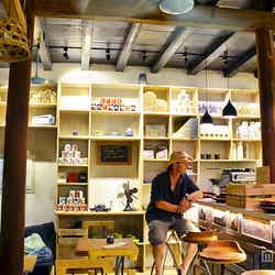 カフェメニューを味わいながらのんびりくつろげる