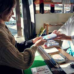 御朱印を受け取るひなんちゅ(C)モデルプレス