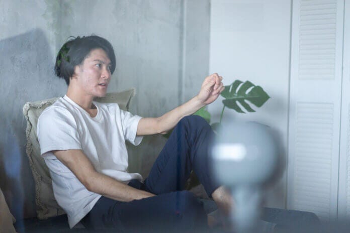 冷たいのに気になる…素っ気ない男性に隠された本音とは