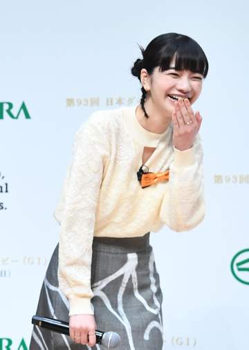 「世間にイケメンがばれる」見上愛の隣でイベント登場の「国宝級」ビジュ28歳騎手にSNS騒然「俳優に負けない男前」グレーのスーツが似合う