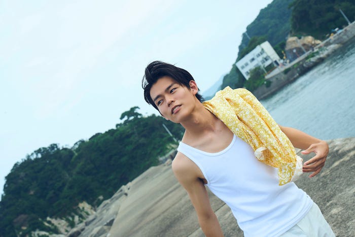 「日向亘1st写真集 5W1H」先行カット/写真:神藤剛 (C)KADOKAWA