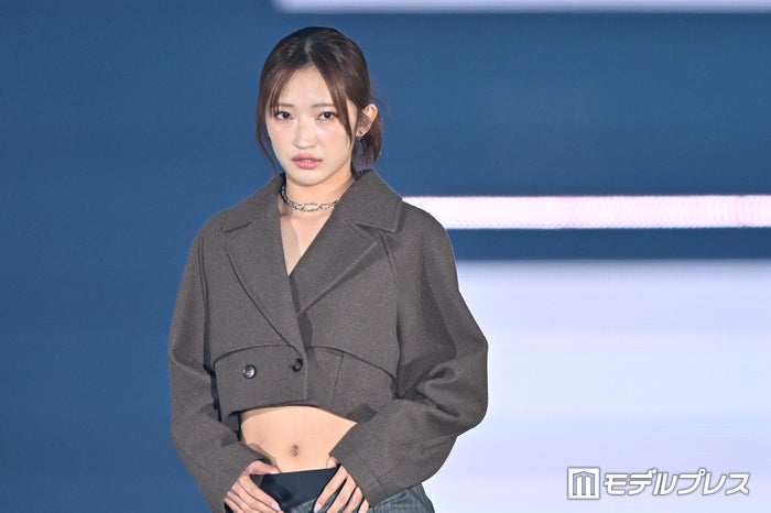Girls2小川桜花、ショート丈ジャケットでウエスト際立つ【GirlsAward 2024AW】