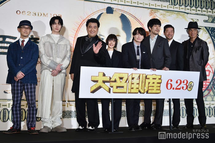 (左から)前田哲監督、桜田通、小手伸也、杉咲花、神木隆之介、カメラを見ない松山ケンイチ、浅野忠信、松山につられてカメラを見ない佐藤浩市(C)モデルプレス