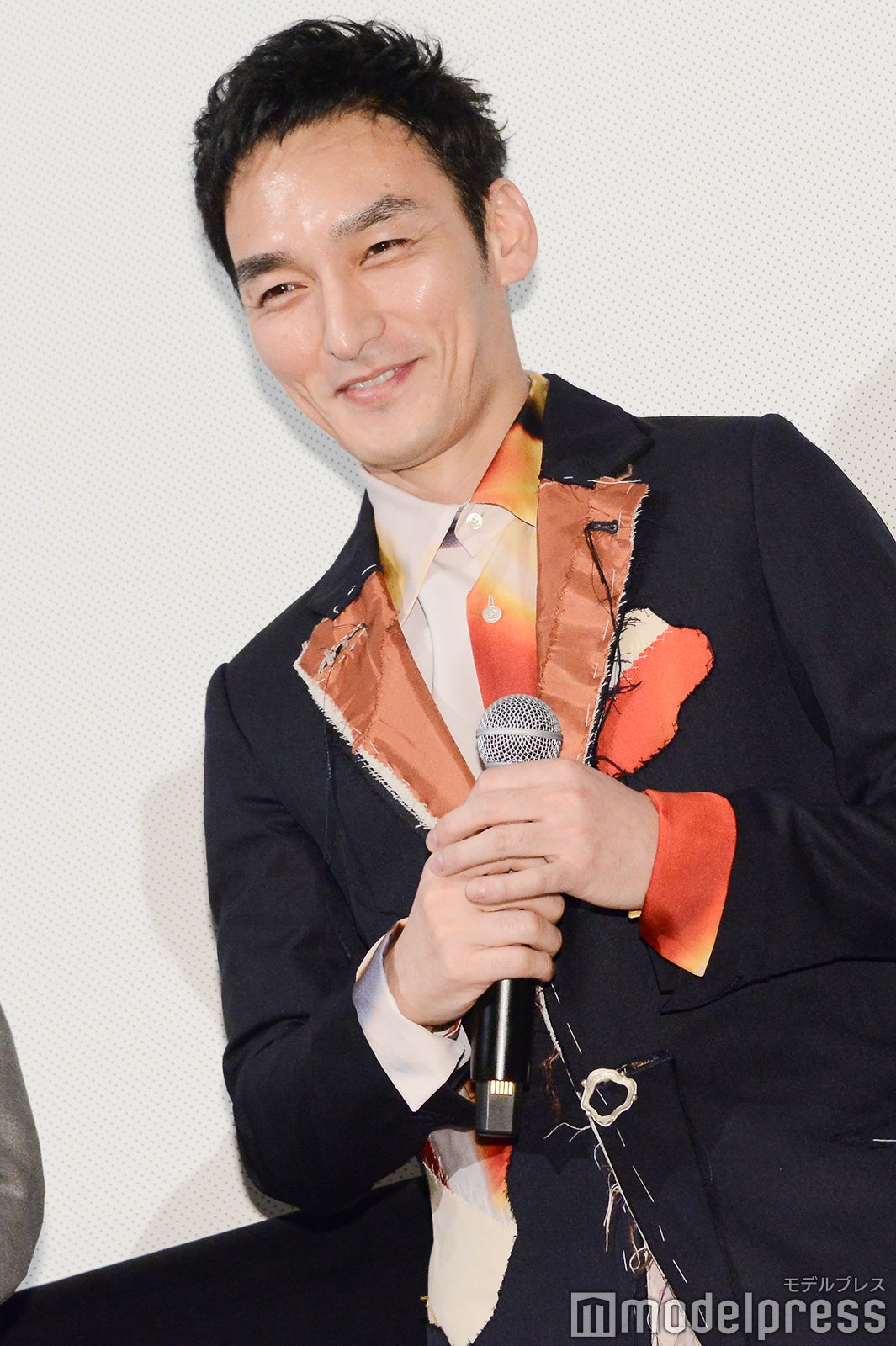 個性的なジャケットを着こなす草なぎ剛 （C）モデルプレス