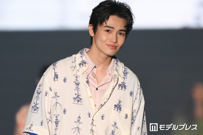 西垣匠、微笑みに会場沸く シャツonシャツの個性派スタイル【TGC熊本2024】
