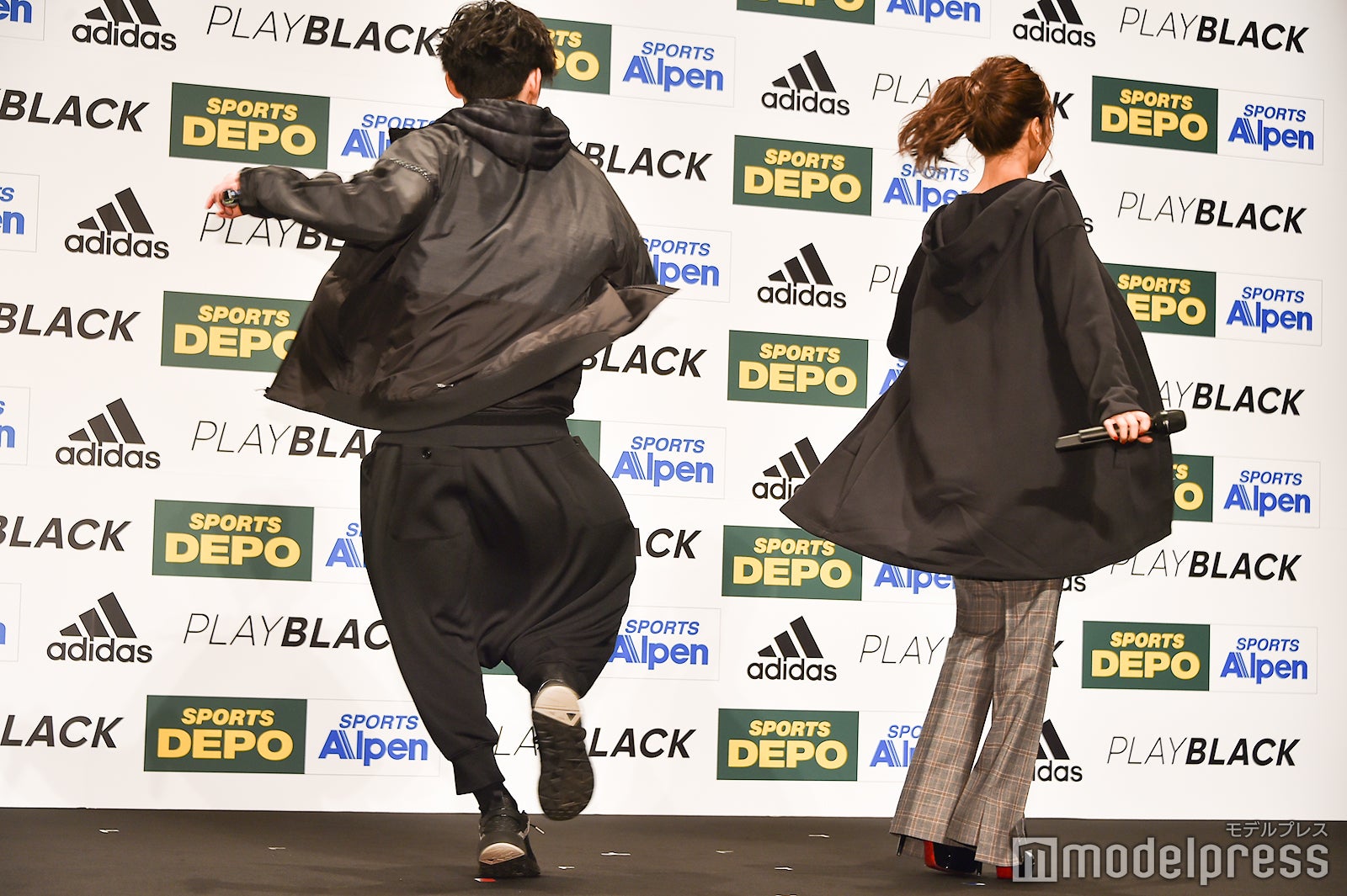 MCから無茶振りされて1回転してコーディネートを見せるSKY-HI、宇野実彩子 （C）モデルプレス