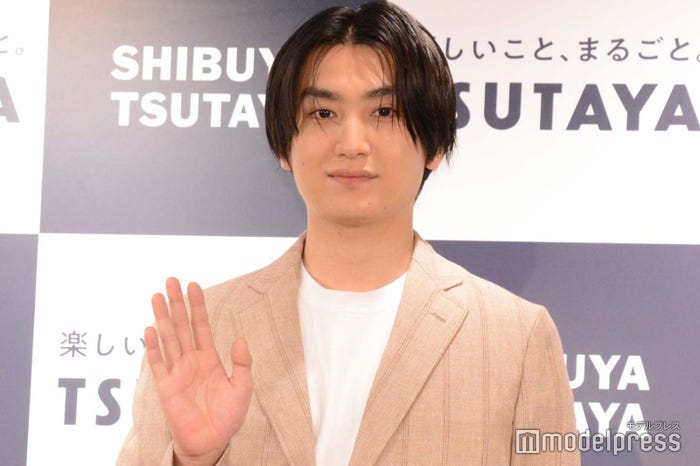 手を振る金子大地(C)モデルプレス