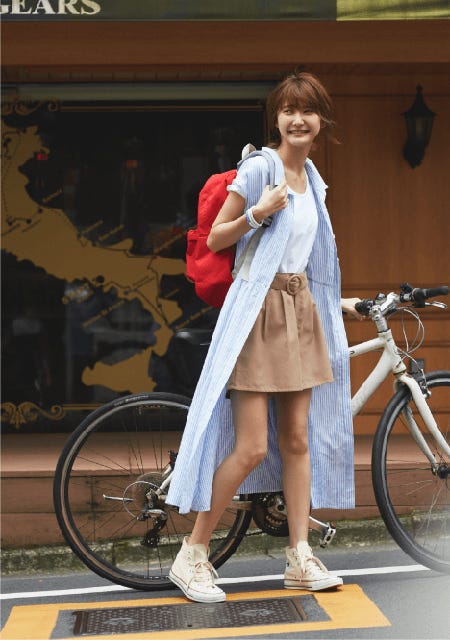 白Tシャツ¥9,500/TOMORROWLAND collection(TOMORROWLAND) ベルト付ショートパンツ¥2,990/earth music&ecology red Label(earth music&ecology red store新宿) ウエストリボンストライプワンピース¥26,000/Stola. 赤バックパック¥6,297/American Apparel ビーズブレスレット各¥1,980/リリー アンド ローラ(ロードス) ハイカットスニーカー¥5,800/コンバース(コンバースインフォメーションセンター)(C)TOPLOG