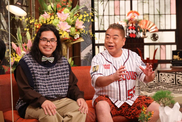 中岡創一、出川哲朗(C)カンテレ・フジテレビ