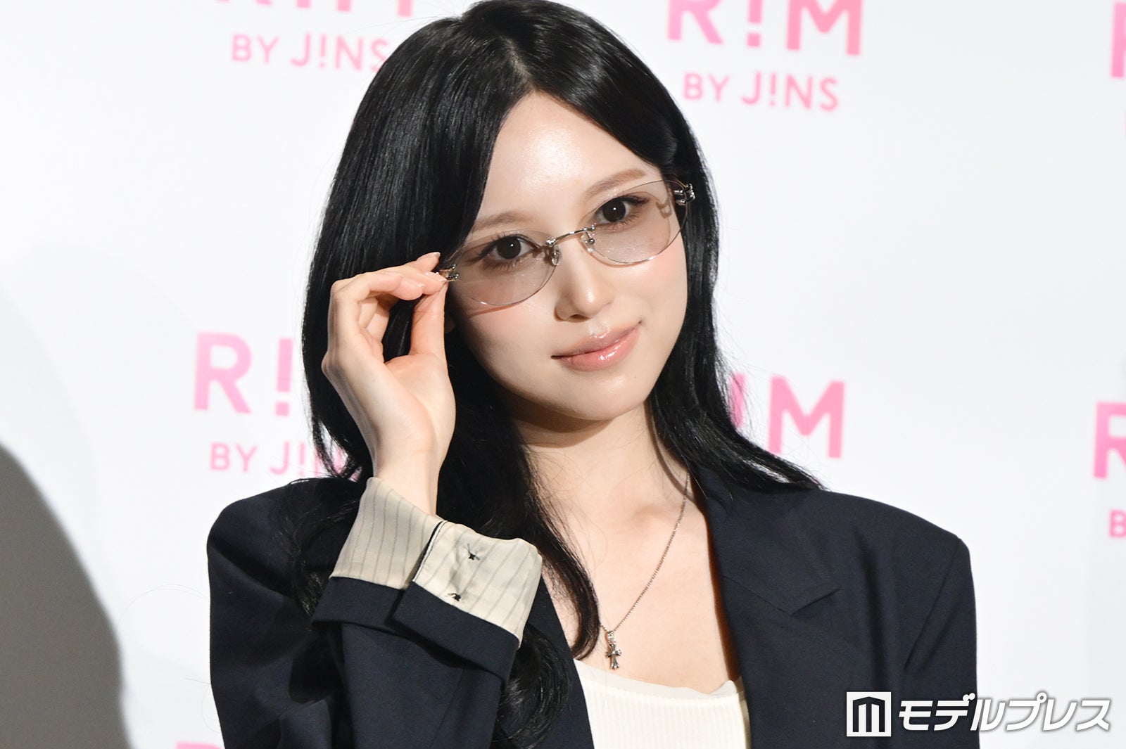 2人が選んだアイウエアをかけてポージングをとるミナ（C）モデルプレス