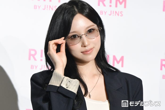 2人が選んだアイウエアをかけてポージングをとるミナ(C)モデルプレス