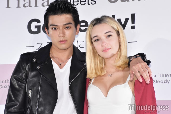 新田真剣佑 恋人役 サラ シュナイダーと登場 モデルプレス 新田真剣佑 恋人役 サラ シュナイダーと登場 モデルプレス