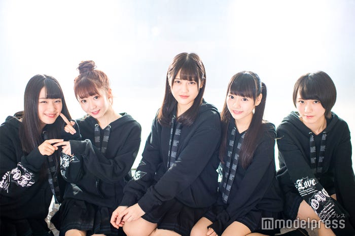 =LOVE(左から)佐々木舞香、大谷映美里、高松瞳、齊藤なぎさ、野口衣織 (C)モデルプレス