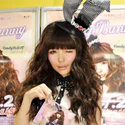 ファンと握手するMilkyBunny(益若つばさ)