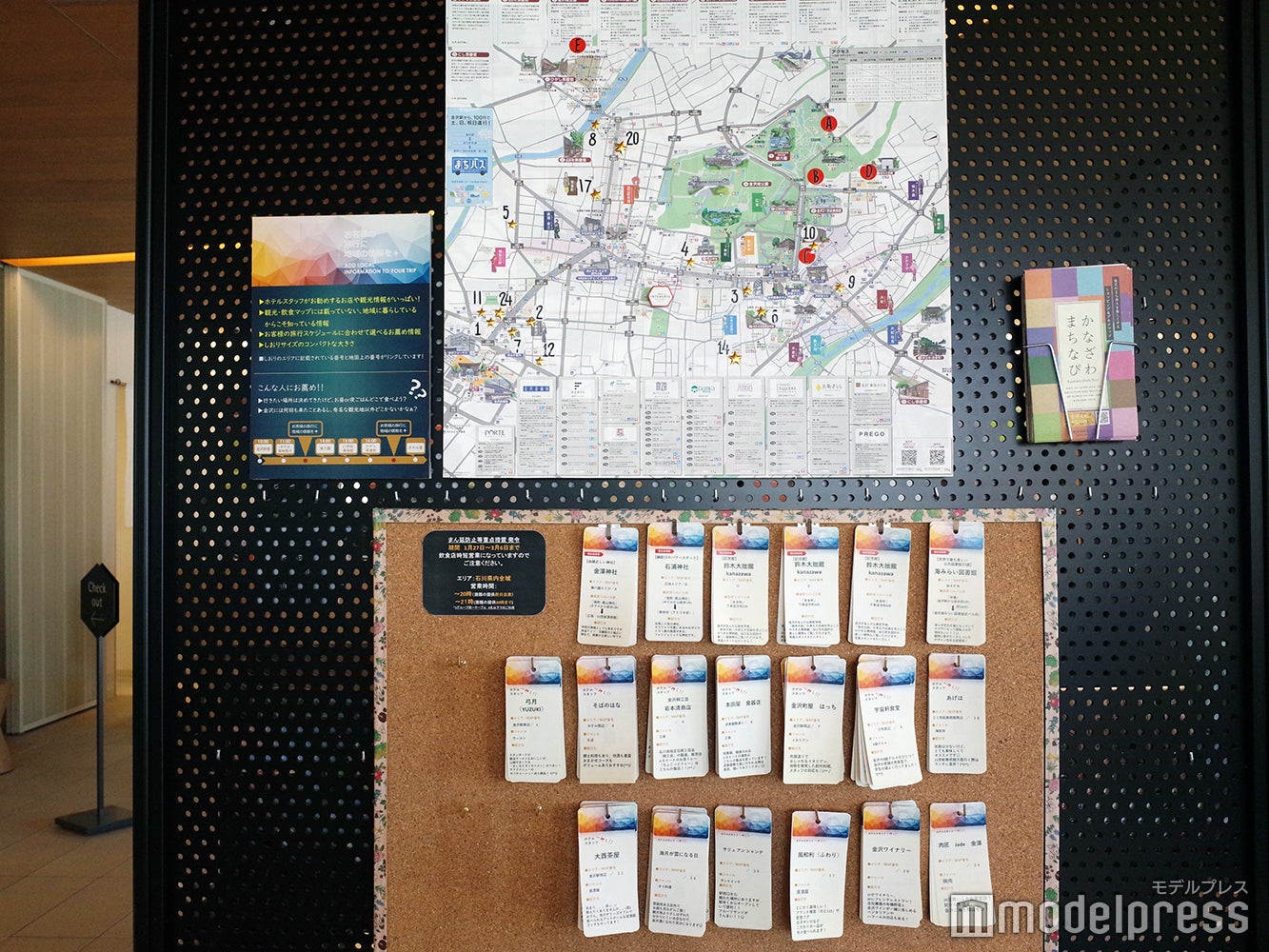 ロビーにてホテル周辺の観光スポットを掲示（C）モデルプレス