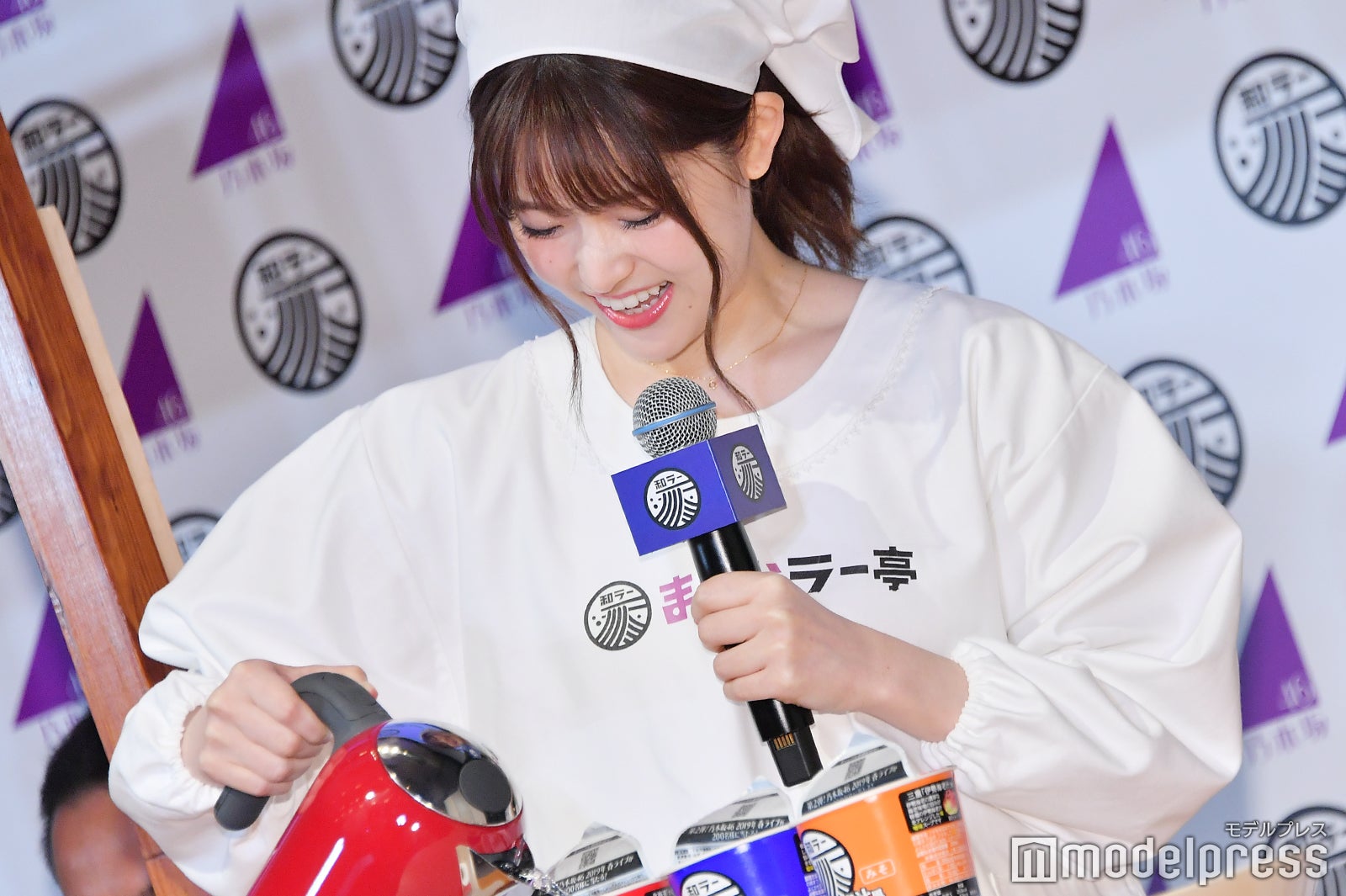 ラーメンに魔法をかける松村沙友理「おいしくな～れ」 （C）モデルプレス