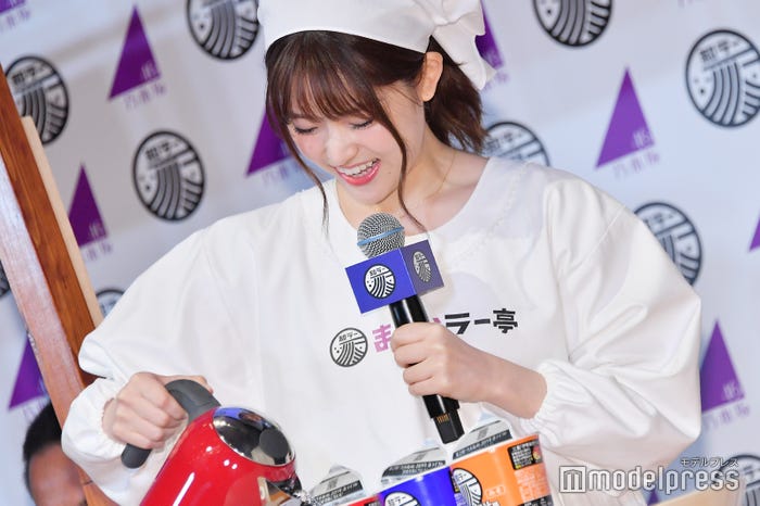ラーメンに魔法をかける松村沙友理「おいしくな~れ」 (C)モデルプレス