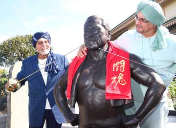 “インドの狂虎”タイガー・ジェット・シンが猪木さん墓参り 盟友を偲ぶ「これまで出会った中で最高のライバル」