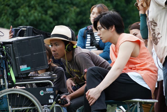 (右)新田真剣佑(C)2020『サヨナラまでの30分』製作委員会