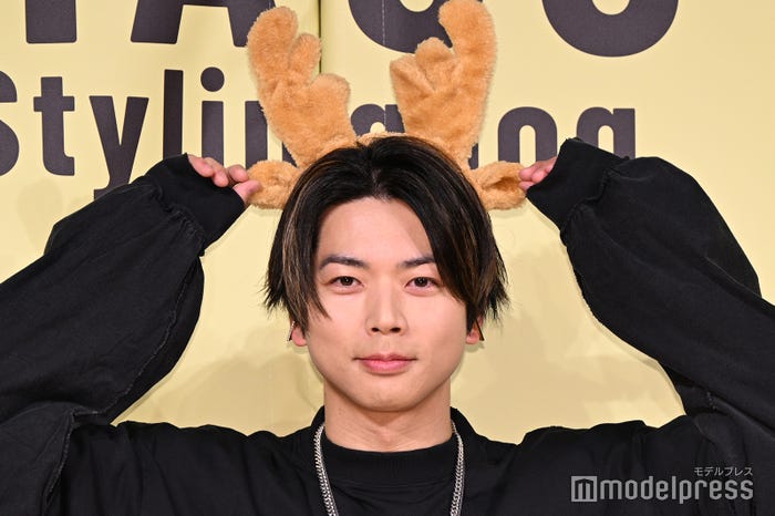 トナカイのカチューシャをつけてフォトセッションに応じた増田貴久(C)モデルプレス