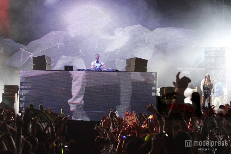 浜崎あゆみ（右）