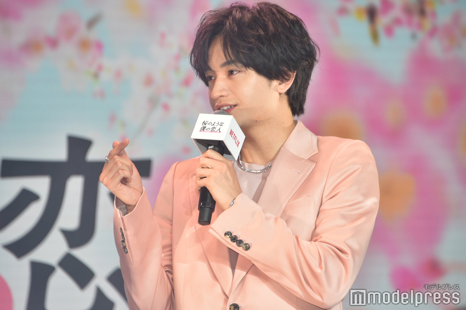 松本穂香が挨拶で「有明美さきゅっ…」と噛むと「みさキュン？みさキュンだね」と“指ハート”を作って優しくフォローしていた中島健人 （C）モデルプレス